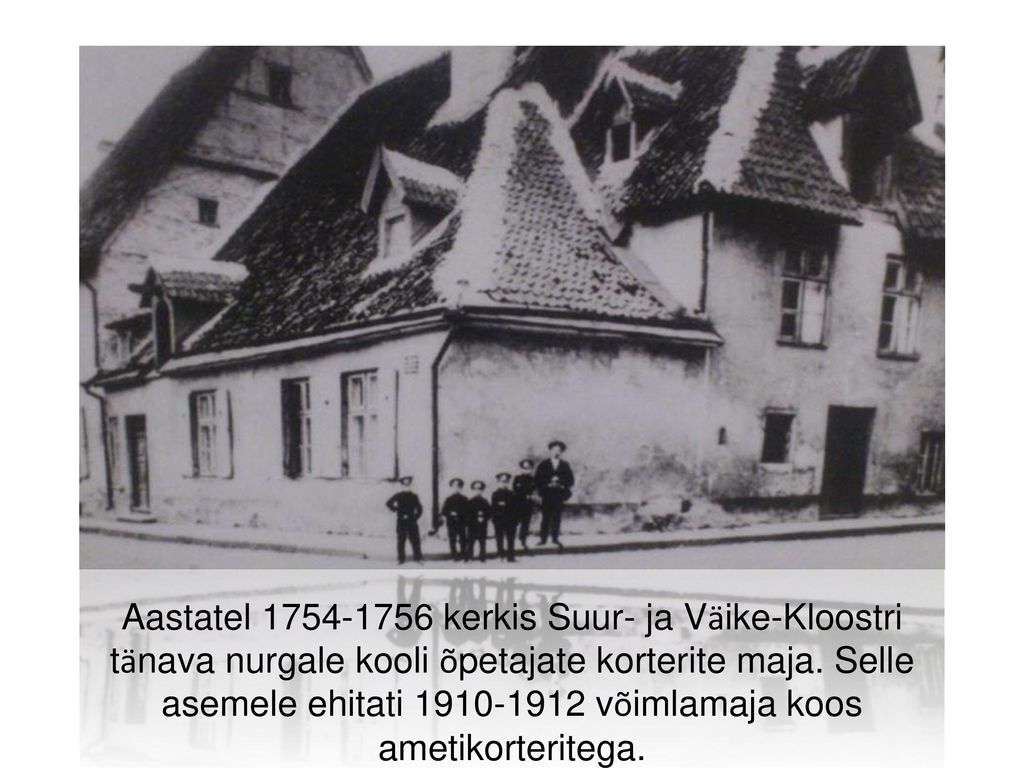 Aastatel kerkis Suur- ja Väike-Kloostri tänava nurgale kooli õpetajate korterite maja.